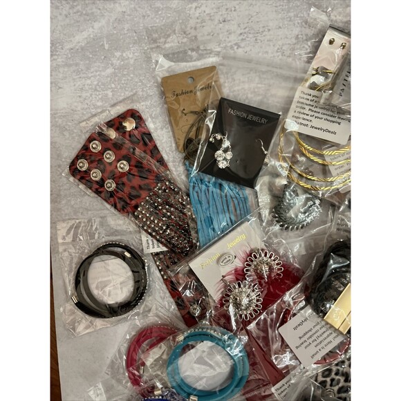 Large Lot Of 34 New Packaged Costume Jewelry, Necklaces, Earrings And Bracelets - Picture 3 of 7